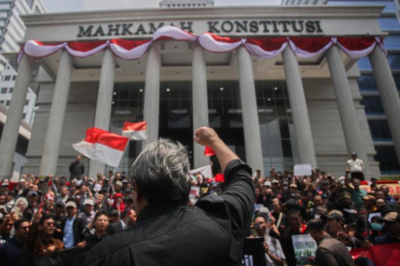 Stop Hukum jadi Alat Kekuasaan, Ribuan Massa Kawal Putusan MK - Bagian 4