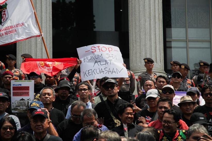 Stop Hukum jadi Alat Kekuasaan, Ribuan Massa Kawal Putusan MK - Bagian 3