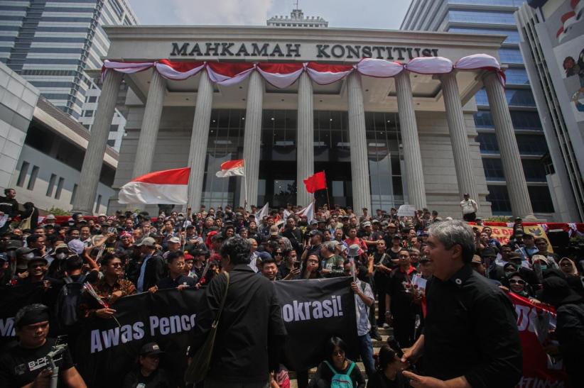 Stop Hukum jadi Alat Kekuasaan, Ribuan Massa Kawal Putusan MK - Bagian 2