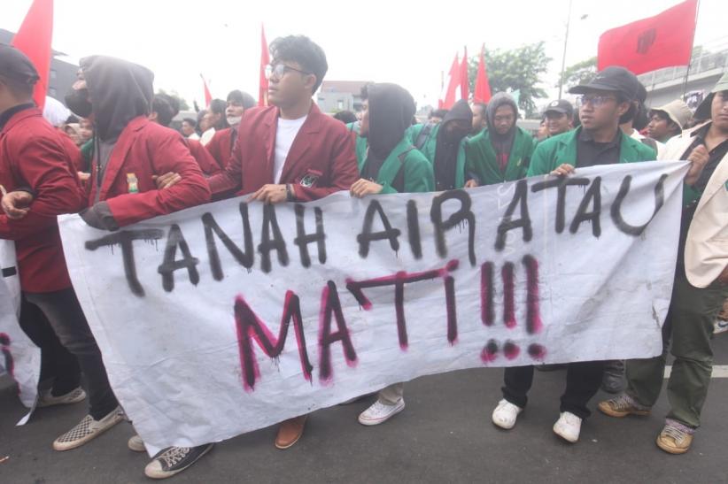 Ribuan Massa Bergabung Demo Tolak RUU Pilkada di Depan Gedung DPR - Bagian 1