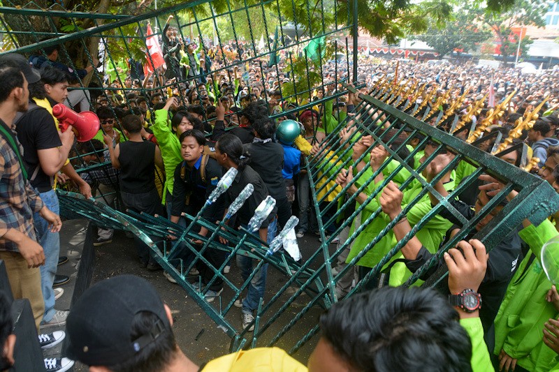 Demo Tolak RUU Pilkada Rusuh di Semarang, Mahasiswa Bentrok dengan Polisi - Bagian 1