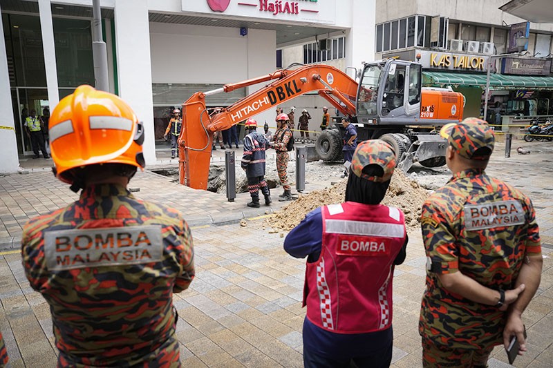 Heboh Perempuan Tertelan Lubang Menganga di Jalan Masjid India Malaysia  - Bagian 4