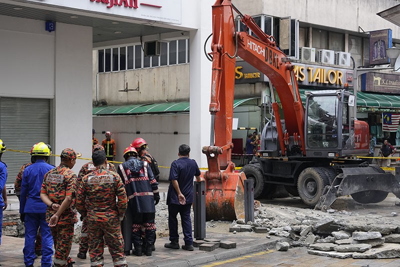 Heboh Perempuan Tertelan Lubang Menganga di Jalan Masjid India Malaysia  - Bagian 3