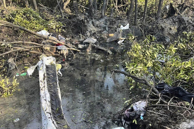 Penampakan Puing Pesawat Jatuh di Thailand - Bagian 3