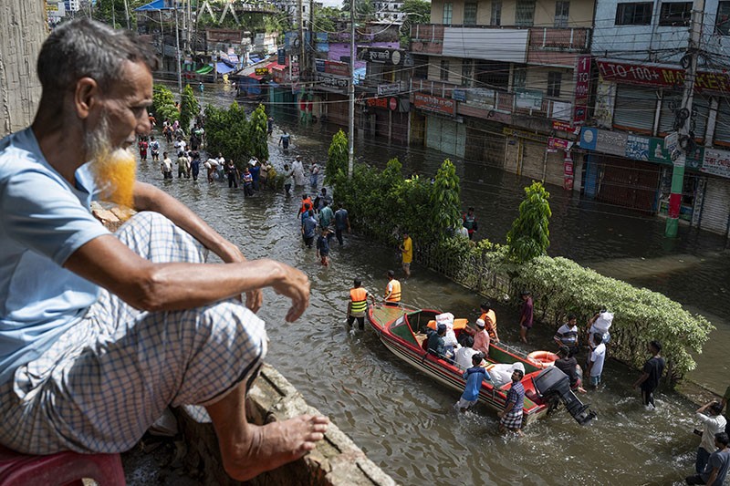 Jutaan Warga Bangladesh Terdampak Banjir Besar Berbondong-bondong Mengungsi - Bagian 1