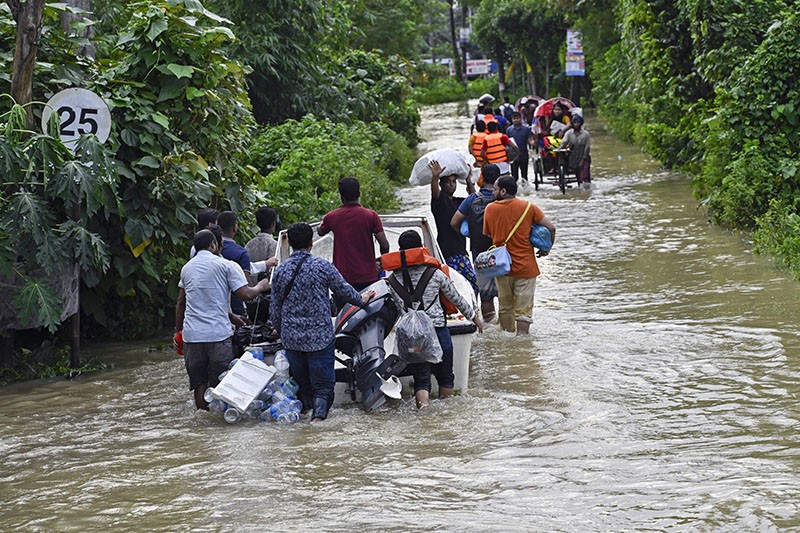 Jutaan Warga Bangladesh Terdampak Banjir Besar Berbondong-bondong Mengungsi - Bagian 2