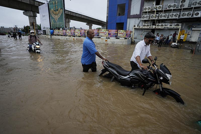 Banjir Rendam Jalanan di India Setelah Diguyur Hujan Deras - Bagian 2