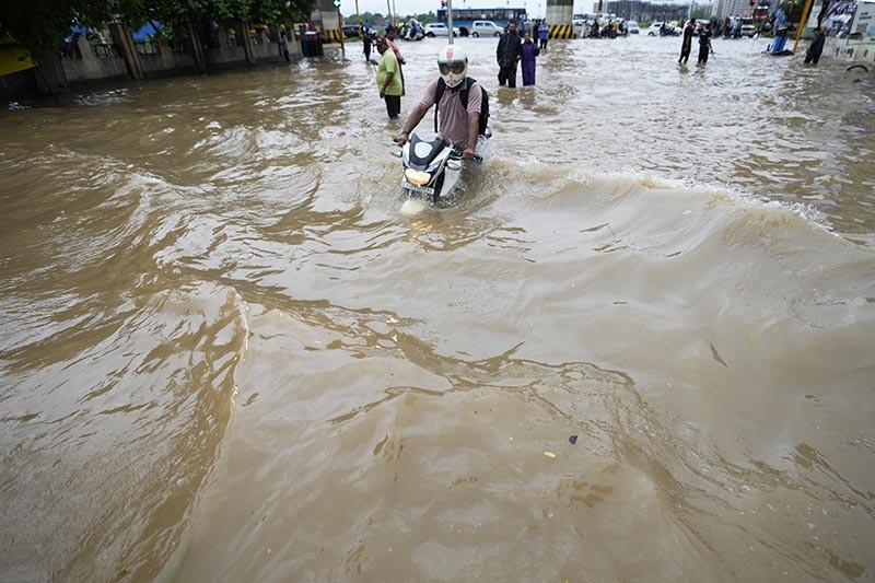 Banjir Rendam Jalanan di India Setelah Diguyur Hujan Deras - Bagian 4