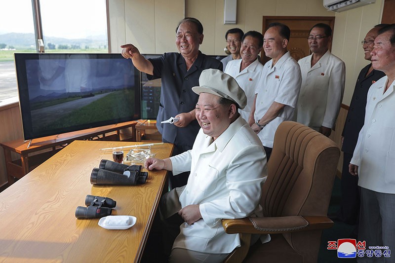 Ekspresi Kim Jong Un Nonton Drone Korea Utara Hancurkan Tank - Bagian 1