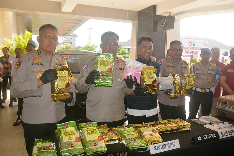 Peredaran 18 Kg Sabu dan Ribuan Butir Ekstasi Transnasional Diungkap Polda Jateng - Bagian 4