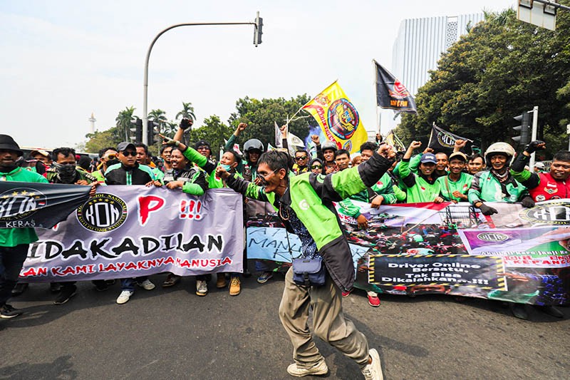 Foto-Foto Demo Ribuan Driver Ojek Online Bawa 2 Tuntutan - Bagian 3