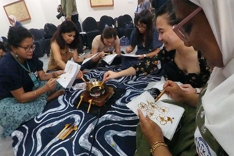 Ekspatriat Membuat Batik Rayakan 75 Tahun Hubungan Diplomatik Indonesia-Filipina - Bagian 1