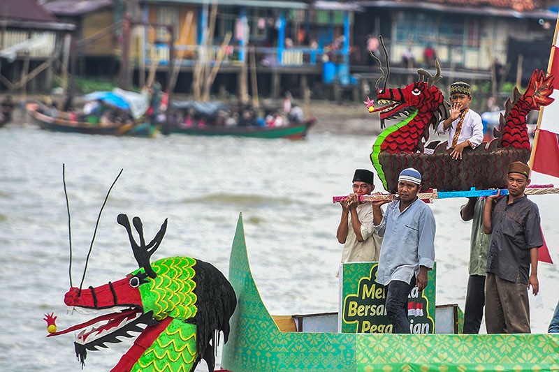 Puluhan Perahu Hias Berlomba di Sungai Musi Palembang - Bagian 4