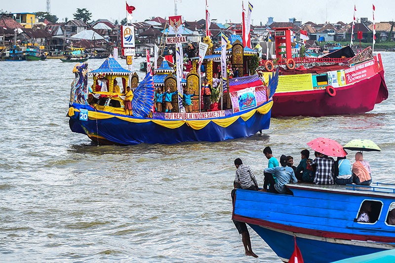 Puluhan Perahu Hias Berlomba di Sungai Musi Palembang - Bagian 3