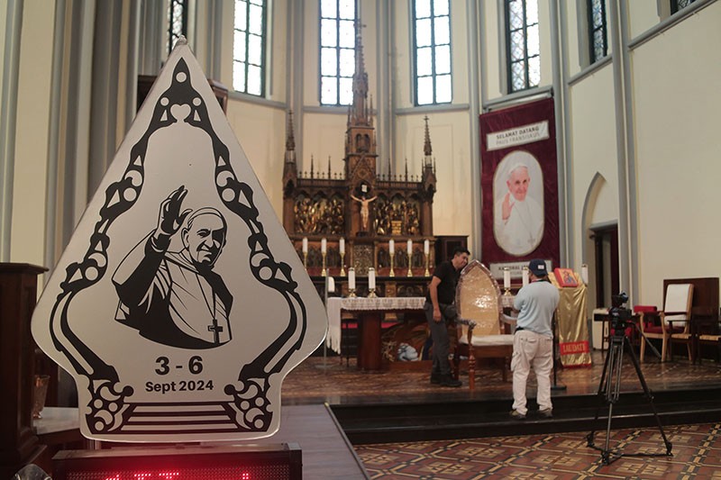 Persiapan Gereja Katedral Jakarta Menyambut Kedatangan Paus Fransiskus - Bagian 1