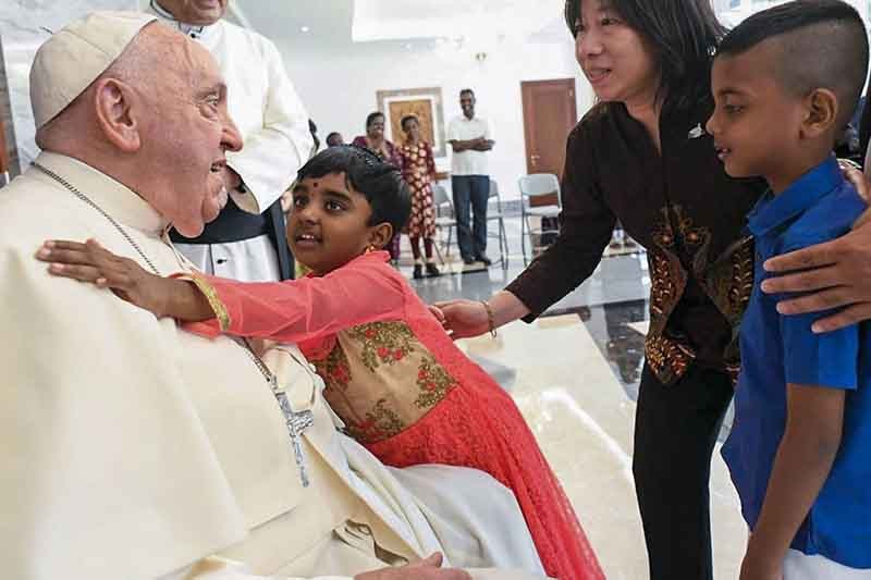 Ramah dan Sederhana, Potret Paus Fransiskus Kunjungi Negara Populasi Muslim Terbesar Dunia - Bagian 1