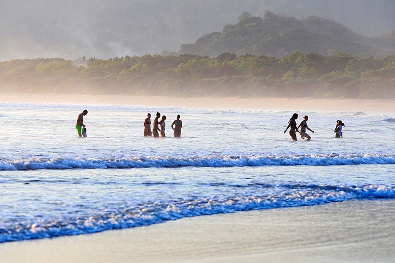 Melihat Bule-bule Bermandikan Sinar Matahari Tenggelam di Pantai Pulau Merah Banyuwangi - Bagian 1