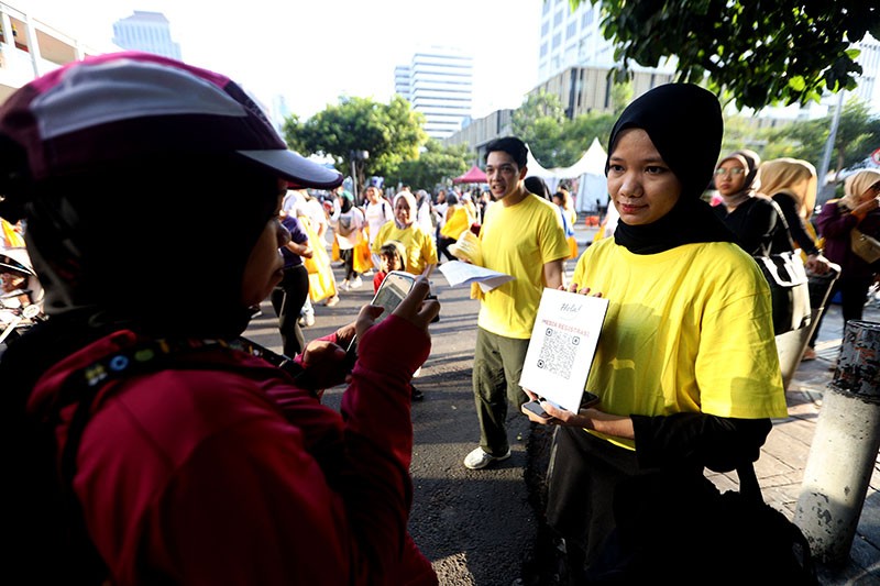 Keseruan Bagi-Bagi Bingkisan untuk Pengunjung Car Free Day - Bagian 3