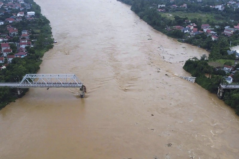 Jembatan Runtuh Diterjang Topan Yagi di Vietnam - Bagian 3