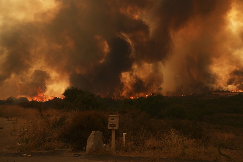 Kebakaran Lahan di California Menjalar Cepat hingga Bandara - Bagian 5