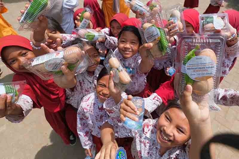 Cegah Stunting, Anak-Anak SD di Gowa Semangat Makan Telur Omega 3 - Bagian 4