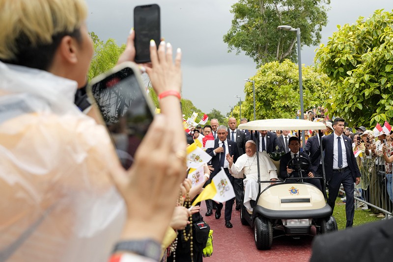 Paus Fransiskus Tiba di Singapura, Langsung Naik Buggy Sambut Relawan - Bagian 1