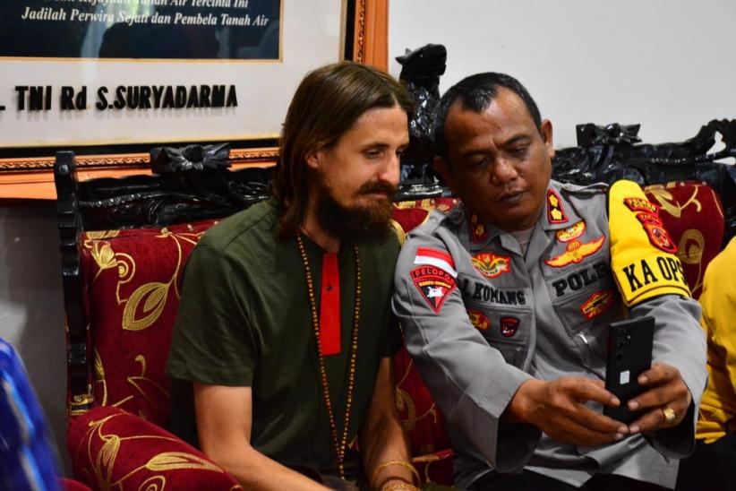 Penampakan Pilot Susi Air Dibebaskan KKB Papua, Dijemput Satgas Damai Cartenz - Bagian 1