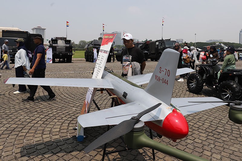 Antusiasme Masyarakat Melihat dari Dekat Alutsista TNI di Monas - Bagian 7