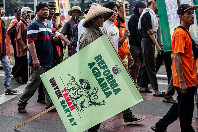 Ratusan Petani Bawa Traktor saat Unjuk Rasa di Patung Kuda - Bagian 5