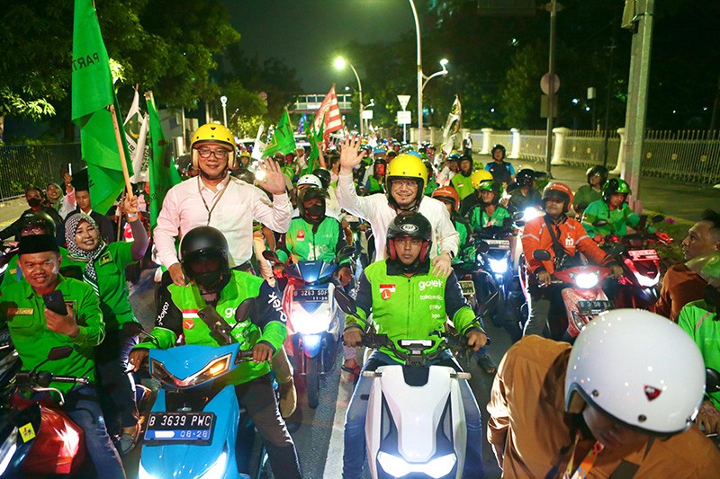 Potret Ridwan Kamil-Suswono Pilih Naik Ojek Online ke KPUD Jakarta - Bagian 1