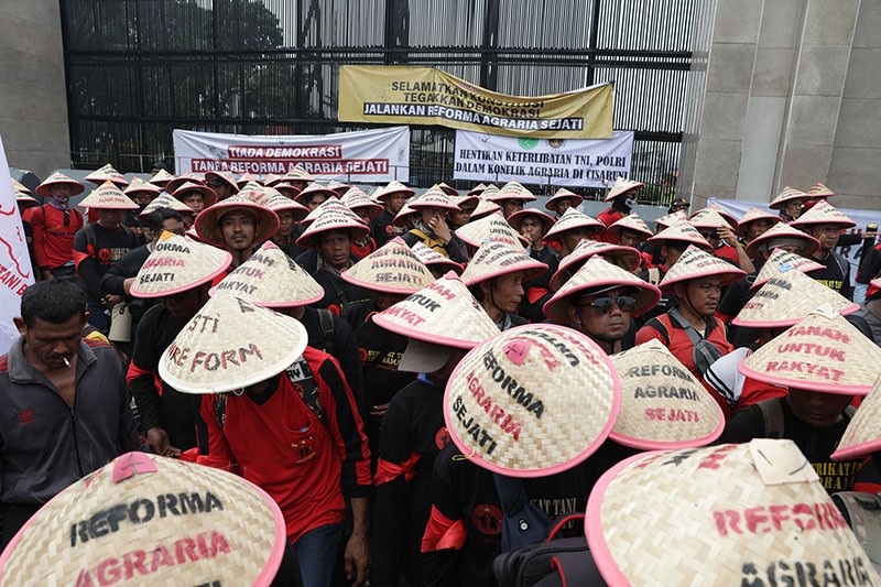 Ratusan Petani Pakai Topi Caping dan Bawa Sayuran Geruduk Gedung DPR - Bagian 1