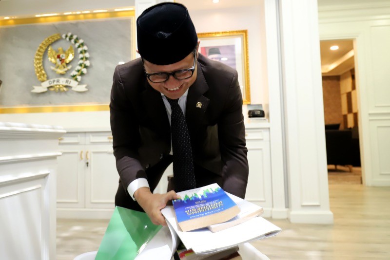Momen Cak Imin Kemas Barang Pribadi dari Ruang Kerja Wakil Ketua DPR - Bagian 5