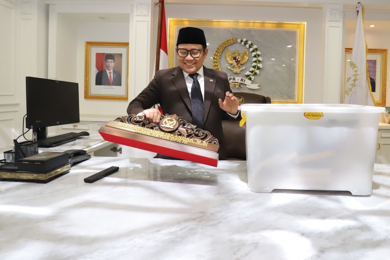 Momen Cak Imin Kemas Barang Pribadi dari Ruang Kerja Wakil Ketua DPR - Bagian 1
