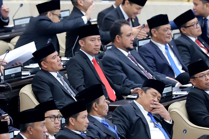Gaya Komeng, Uya Kuya, Once hingga Verrell Bramasta Dilantik Jadi Anggota Dewan - Bagian 6