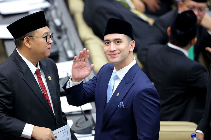 Gaya Komeng, Uya Kuya, Once hingga Verrell Bramasta Dilantik Jadi Anggota Dewan - Bagian 1