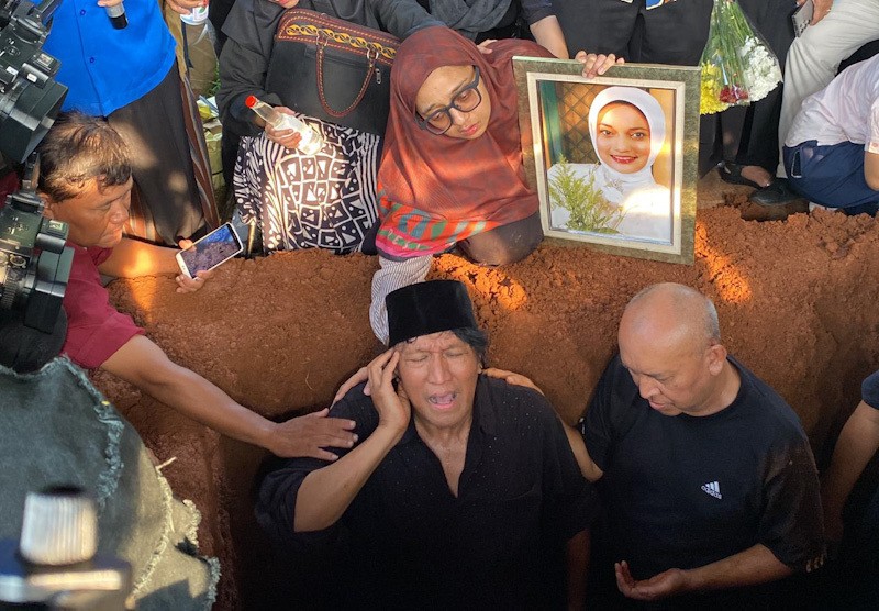 Haru, Suara Ikang Fawzi Bergetar Kumandangkan Adzan pada Pemakaman Marissa Haque - Bagian 1