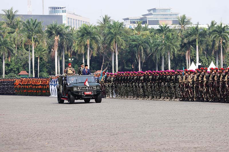 Momen Presiden Jokowi Periksa Pasukan HUT ke-79 TNI - Bagian 2