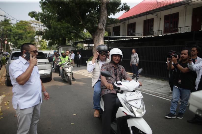 Ridwan Kamil Panas-panasan Naik Ojek Online Hadiri Peresmian Kantor DPD Gerindra Jakarta - Bagian 1