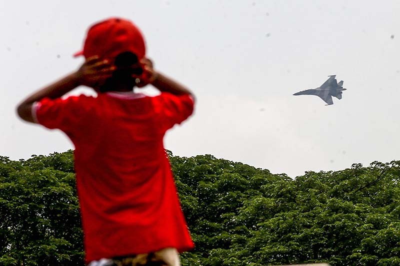 Aksi Boomburst Pesawat Tempur Sukhoi Meriahkan HUT ke-79 TNI - Bagian 5