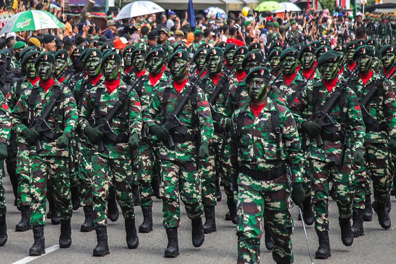 Antusiasme Warga Palembang Nonton Defile Pasukan TNI - Bagian 2