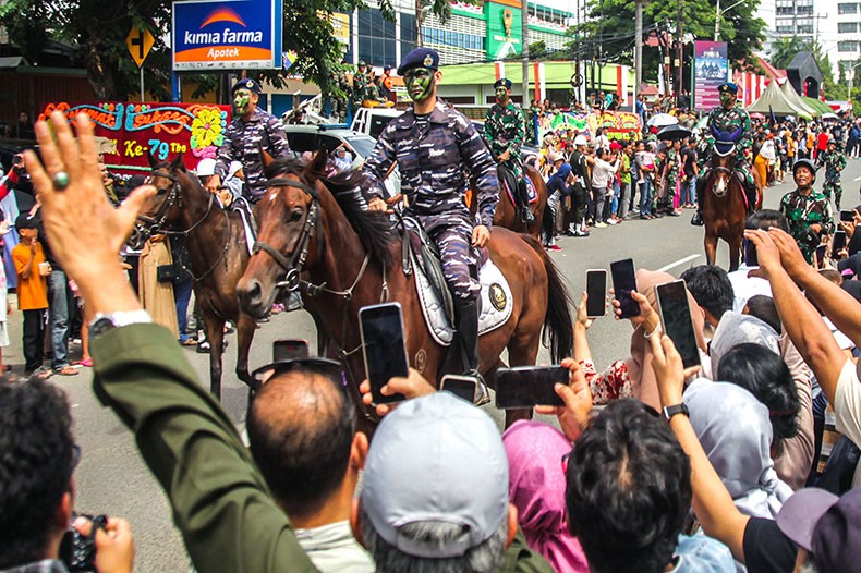 Antusiasme Warga Palembang Nonton Defile Pasukan TNI - Bagian 4