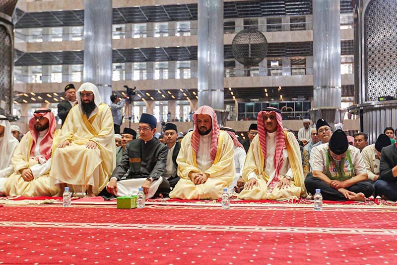 Potret Imam Besar Masjid Nabawi Syekh Ahmad Pimpin Salat Jumat di Istiqlal - Bagian 4