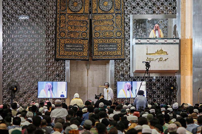 Potret Imam Besar Masjid Nabawi Syekh Ahmad Pimpin Salat Jumat di Istiqlal - Bagian 3