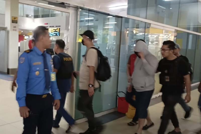 Penampakan Gembong Narkoba Tanpa Diborgol Dibawa Polisi ke Jakarta - Bagian 1