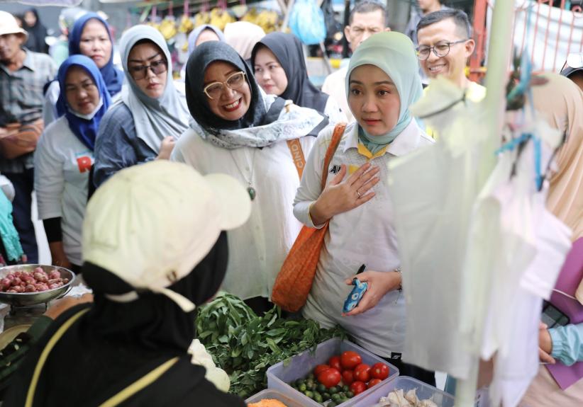 Blusukan ke Pasar Madrasah Jakbar, Atalia Beli Bawang Merah hingga Minum Jamu Kunyit Asam - Bagian 2