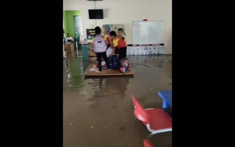 Anak-Anak TK Terjebak di Dalam Kelas saat Banjir Bandang Terjang Kuala Lumpur - Bagian 1