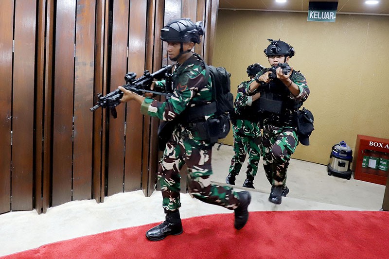 Gerak Cepat Prajurit TNI Amankan VVIP - Bagian 4