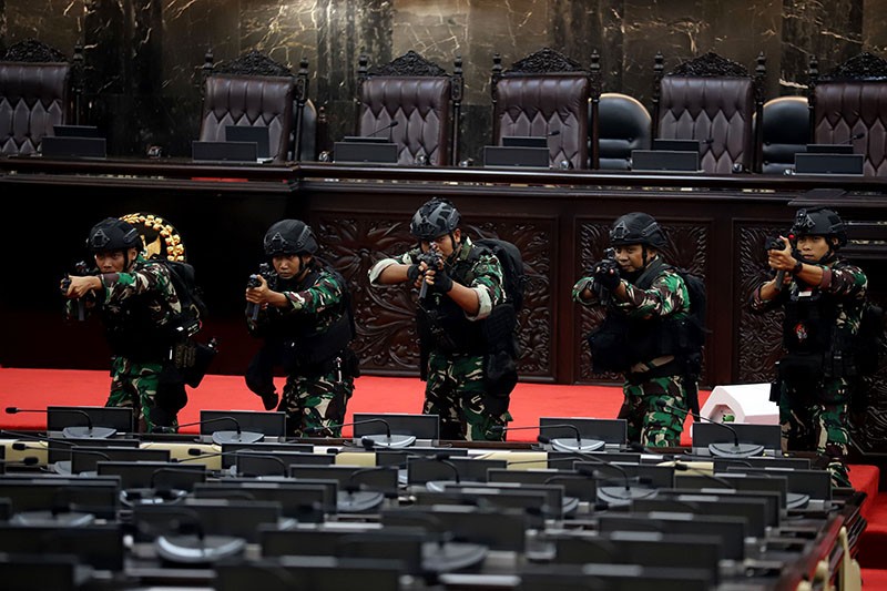 Gerak Cepat Prajurit TNI Amankan VVIP - Bagian 1