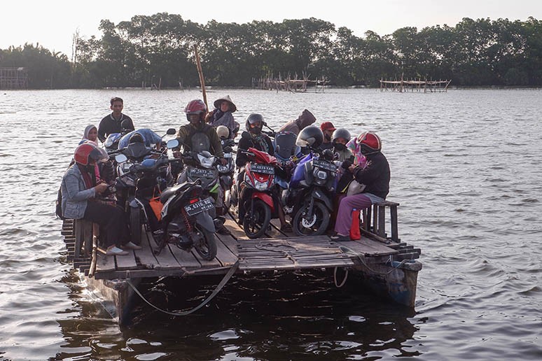 Aktivitas Penyeberangan Pulau Lakkang - Bagian 1
