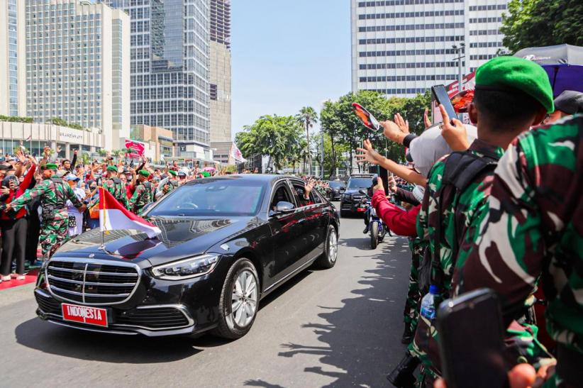 Presiden Jokowi Sepanjang Jalan Membuka Kaca Mobil Menyapa Warga - Bagian 1